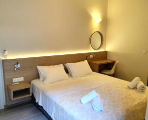 Letto o letti in una camera di Caravel Hotel Apartments