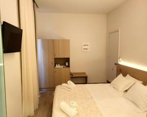 Letto o letti in una camera di Caravel Hotel Apartments