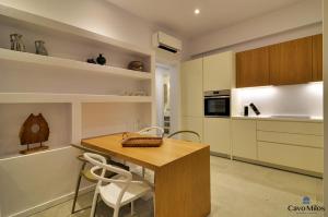 A kitchen or kitchenette at Cavo Milos