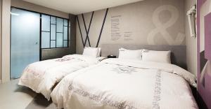 Uma cama ou camas num quarto em Hotel Mondavi