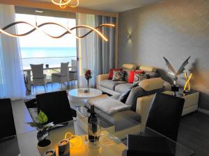 uma sala de estar com um sofá e uma mesa em Madeira Mar - Seaview no Funchal