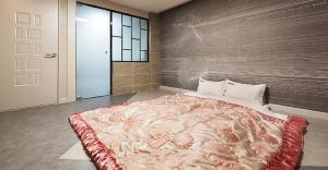 Uma cama ou camas num quarto em Hotel Mondavi
