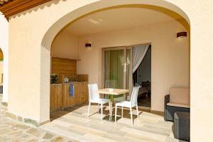 a kitchen and dining room with a table and chairs at MOLAROTTO CAMERE CON ANGOLO COTTURA in San Teodoro