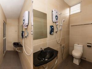 A bathroom at OYO 1185 Ho Hotel