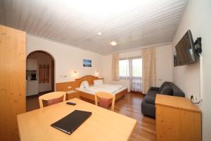 Habitación de hotel con cama y mesa en Ahlhof en Schladming
