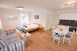 een woonkamer met een bed en een tafel bij Puntamika Laterna in Zadar