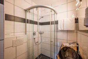 prysznic ze szklanymi drzwiami w łazience w obiekcie Gasthof Zellerstuben w mieście Zell am Ziller +25 zdjęć