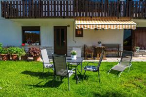 Zahrada ubytování Apartma Rombon Brdo with Free Onsite Parking + 16 fotografií