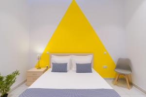 Un pat sau paturi într-o cameră la Mythodea Apartments