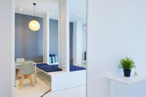 Un pat sau paturi într-o cameră la Mythodea Apartments