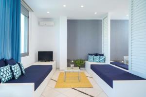 Un pat sau paturi într-o cameră la Mythodea Apartments