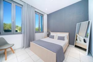 Un pat sau paturi într-o cameră la Mythodea Apartments