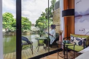 Tongli Slowlife River View Inn的阳台或露台