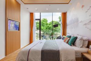 Tongli Slowlife River View Inn客房内的一张或多张床位