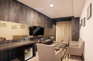 Regenta Central Hotel & Convention Centre Nagpur的电视和/或娱乐中心