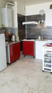 Nhà bếp/bếp nhỏ tại STUDIO MEUBLE Face mer vue imprenable sur la mer, parking et fibre gratuits