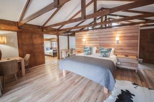 马卡卡塔纳湾山林小屋客房内的一张或多张床位