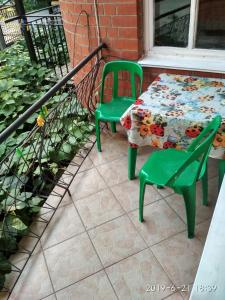 una mesa y sillas sentadas en un patio con una mesa y una silla en Kontinental Guest House, en Anapa