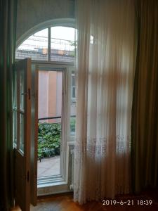 una ventana con una puerta abierta con vistas en Kontinental Guest House, en Anapa