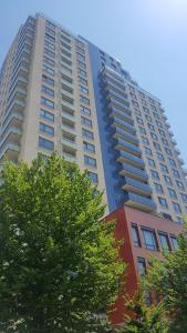 un grand bâtiment avec des arbres devant lui dans l'établissement Apollo Apartment - Key-Box - Free Parking, à Bratislava