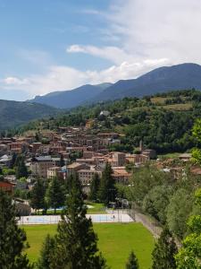 a view of a town with mountains in the background at El Niu de Martinet in Martinet