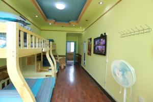 Habitación con 2 literas y ventilador. en Kashi Maitian Youth Hostel, en Kashgar
