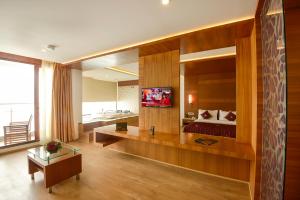 TV a/nebo společenská místnost v ubytování Amber Dale Luxury Hotel & Spa, Munnar