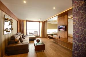 TV a/nebo společenská místnost v ubytování Amber Dale Luxury Hotel & Spa, Munnar