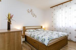 Postel nebo postele na pokoji v ubytování Holiday House Snjezana