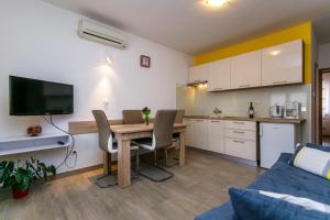 Kuchyň nebo kuchyňský kout v ubytování Holiday House Snjezana