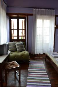 sala de estar con sofá y 2 ventanas en Karnayo, en Meyisti