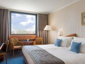 Postel nebo postele na pokoji v ubytování Panorama Hotel Prague