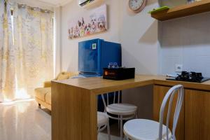 Η κουζίνα ή μικρή κουζίνα στο Homey 2BR at 1st Floor Asatti Apartment By Travelio