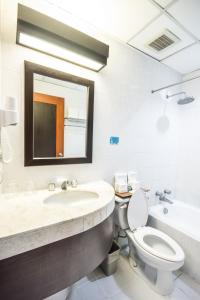 Koupelna v ubytování Microtel by Wyndham Batangas