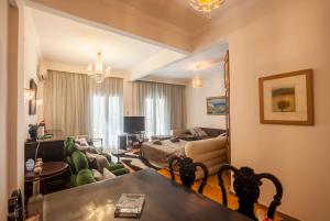 een woonkamer met een bank en een tafel bij Amazing Super Central Apartment in Thessaloniki