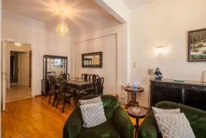 een woonkamer met een tafel en stoelen bij Amazing Super Central Apartment in Thessaloniki