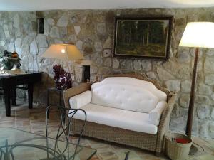 A seating area at Crapa Licca