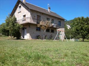 an old brick house with a ladder in front of it at Gite CLEVACANCES in Laval-du-Tarn +6 photos
