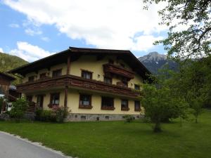 une grande maison avec balcon sur le côté. dans l'établissement Bauernhof Moar, à Kernhof