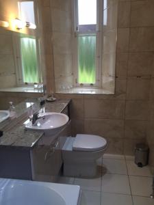 A bathroom at Ledgowan Lodge Hotel 