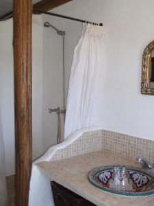 een badkamer met een wastafel en een douche bij Casa Miguel Montefrio in Granada