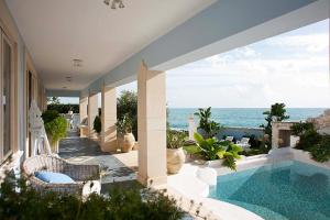 dom z basenem i oceanem w obiekcie Villa Antares w Syrakuzach