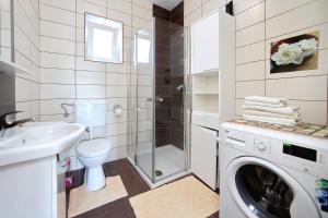 ビビニェにあるHoliday house Andrijaのバスルーム(洗濯機、洗濯機付)