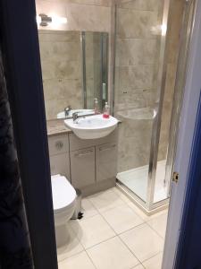 A bathroom at Ledgowan Lodge Hotel 