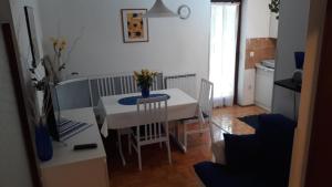 Η κουζίνα ή μικρή κουζίνα στο Apartment Rebula +2 φωτογραφίες