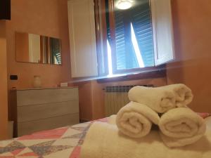 A bed or beds in a room at Piccolo Poggio Apartments