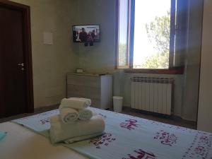 A bed or beds in a room at Piccolo Poggio Apartments