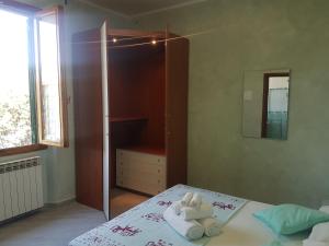 A bed or beds in a room at Piccolo Poggio Apartments