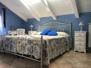 a blue bedroom with a bed with blue walls at La Piccola Pizzo in Pizzo