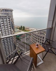 Μπαλκόνι ή βεράντα στο Wehost Apartment in Orbi tower